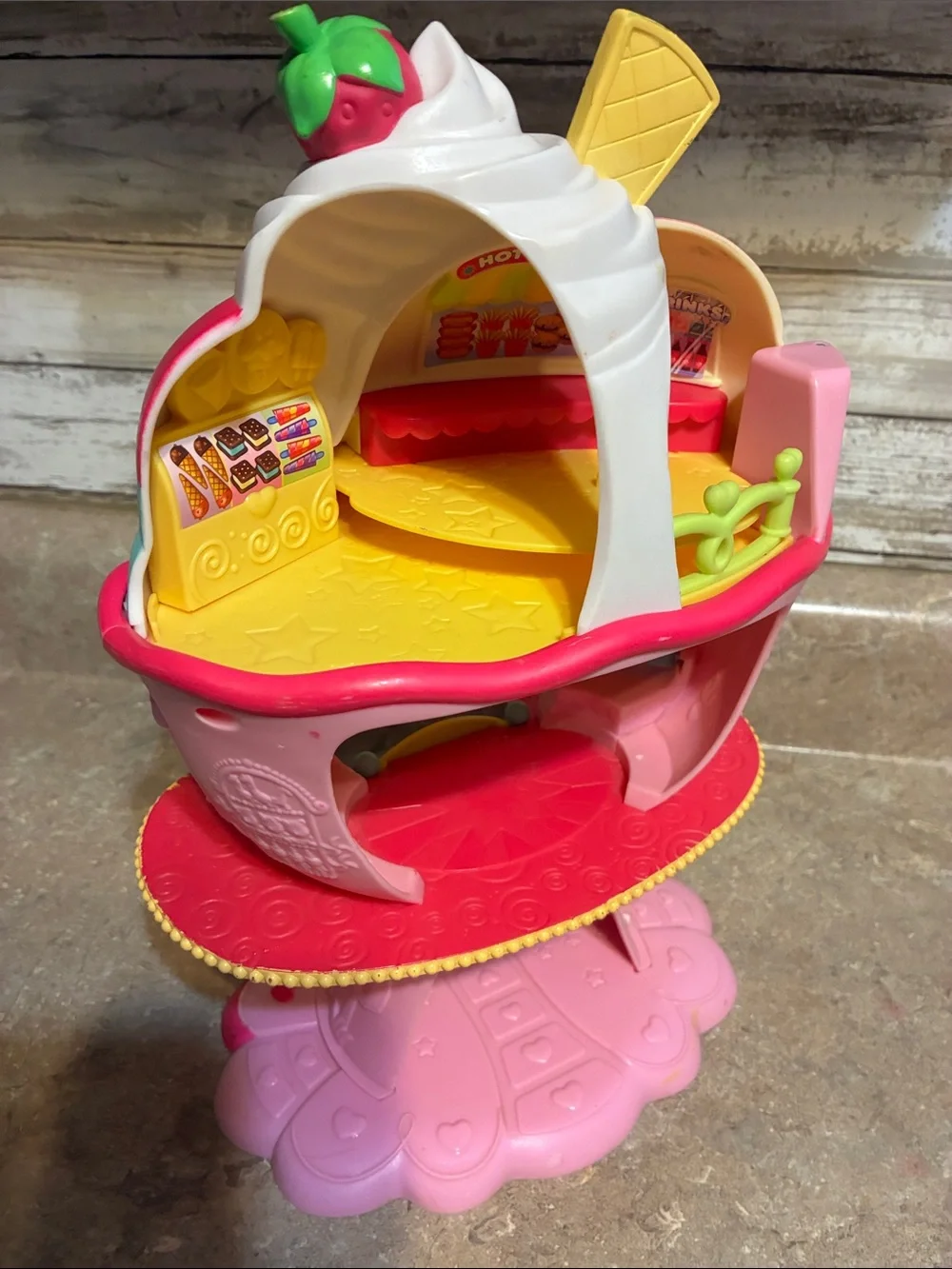 Hasbro 2007 My Little Pony Ice Cream Ponyville Sweet Shop Parlor